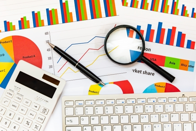 PCのキーボードとグラフ