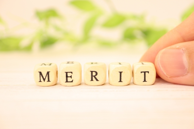 メリットと書かれたブロック