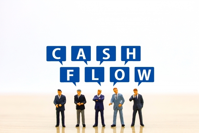 キャッシュフローを示す人形のミニチュア