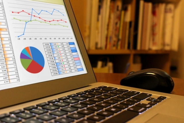 クセル画面が開かれたパソコン