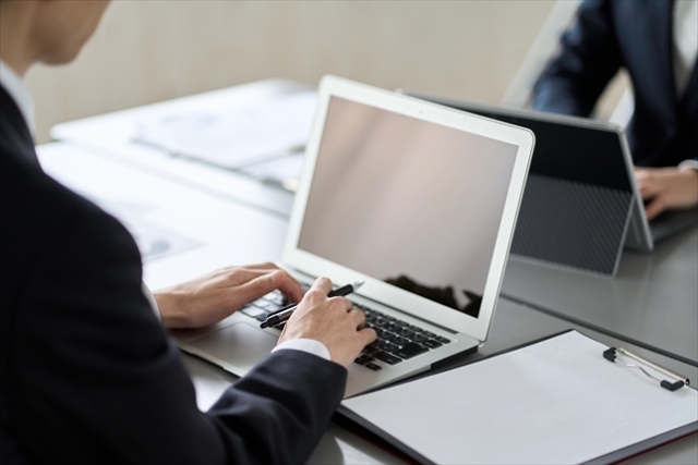 パソコンで仕事をしている男性