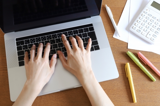 ノートパソコンを使う女性