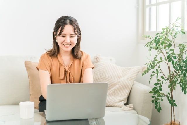 ノートパソコンを使う女性