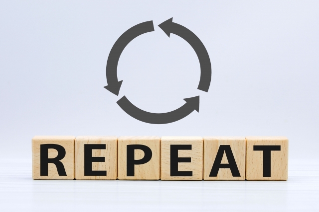 リピートの文字が描かれたブロックと矢印