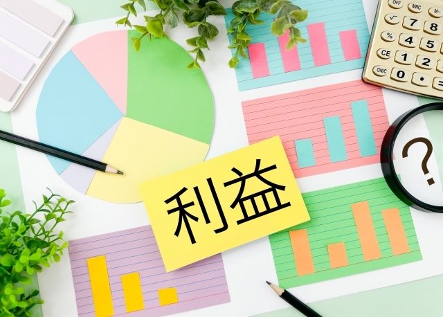 グラフの上に置かれた利益と書かれた紙