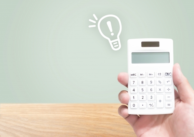 電球マークが浮かんだ電卓