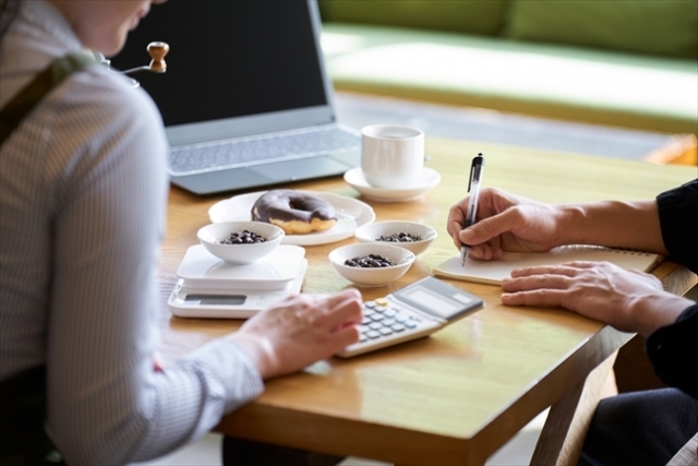 商品の原価率を計算している人