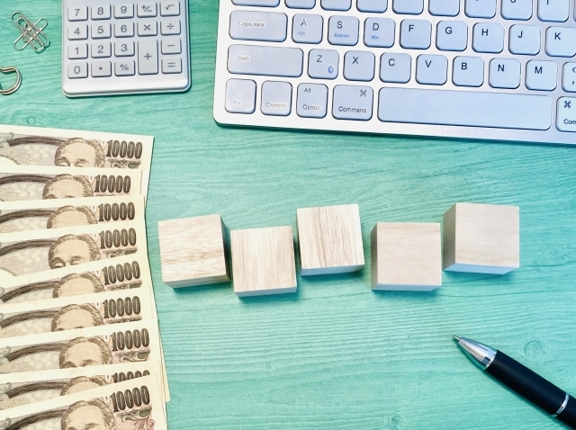木のブロックとお金とパソコン