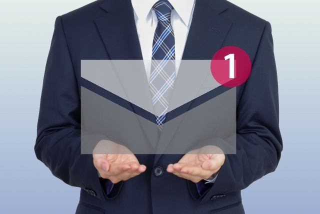 グラフィックのメールを持つ男性