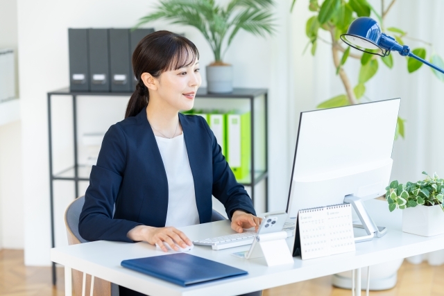 パソコン操作をする女性
