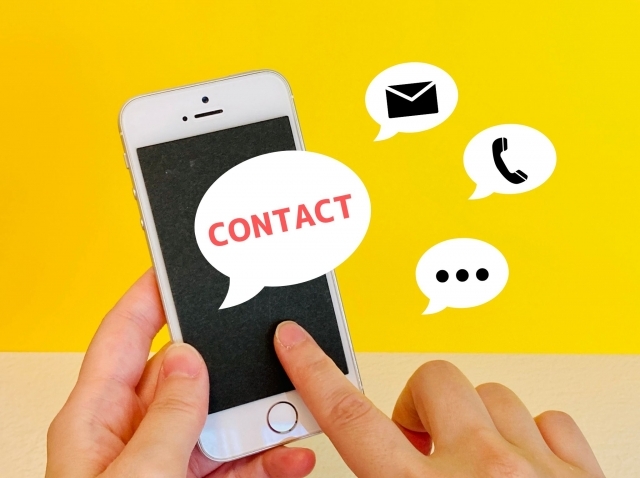 スマホでコンタクトを取るイメージ