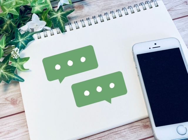 スマホとチャットの吹き出し