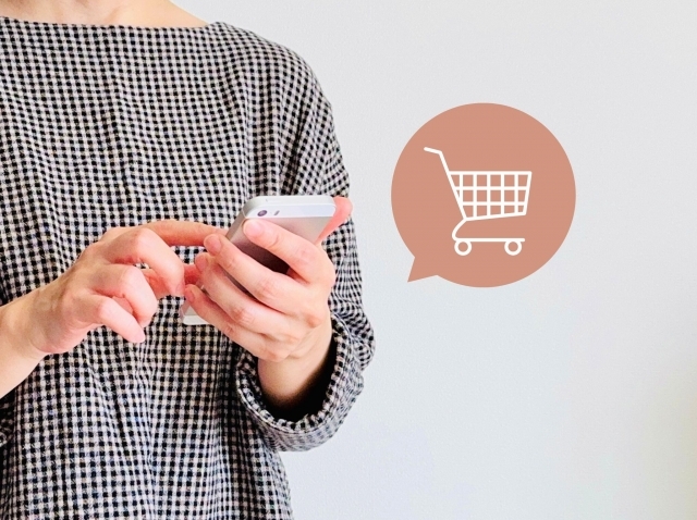 スマートフォンでショッピングをしている人