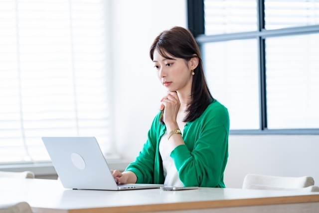 パソコンで仕事をしている女性
