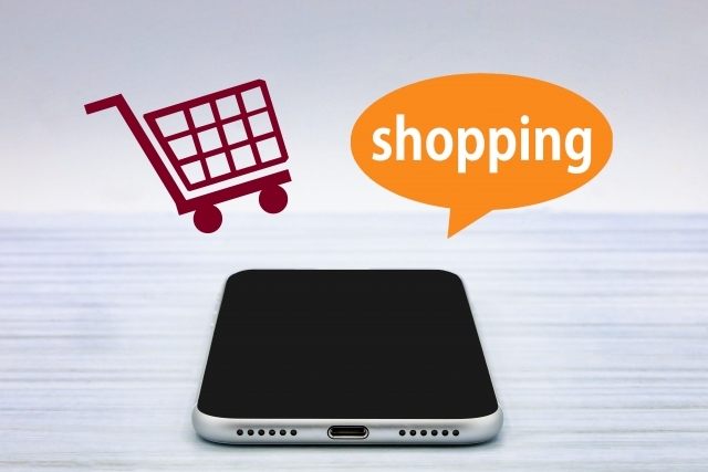 ショッピングカートと吹き出しのアイコンとスマートフォン