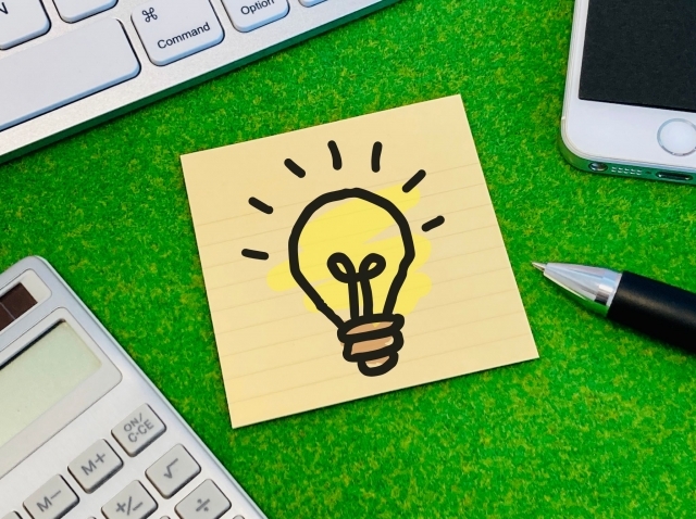 電球の絵が書かれた付箋