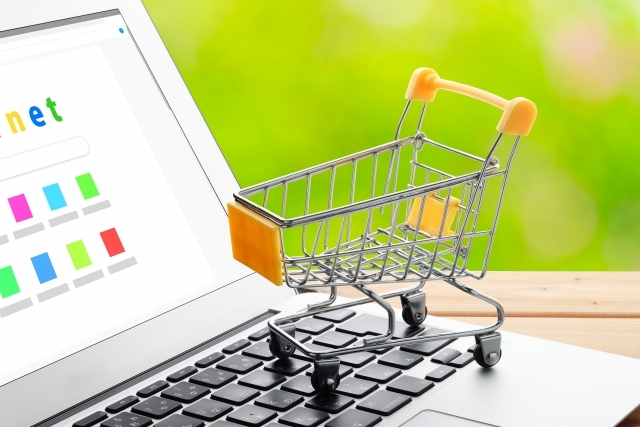 パソコンとミニチュアのショッピングカート