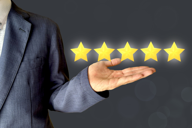 5つの星とスーツを着た男性