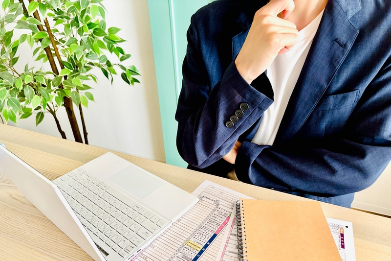 PCを見つめて悩む人