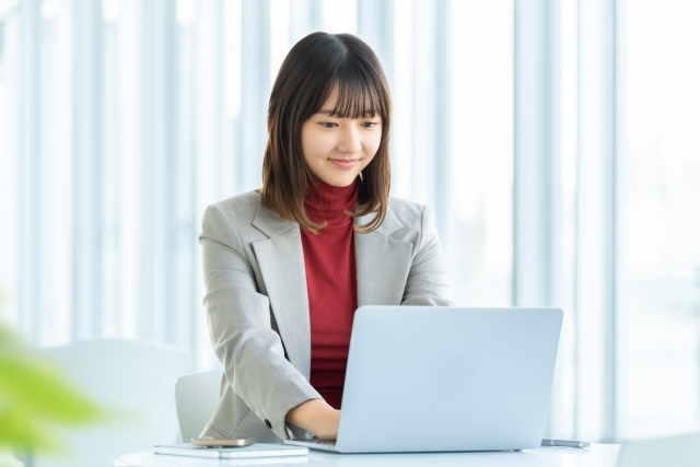 ノートパソコンを使う女性