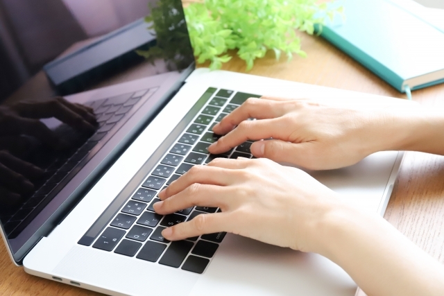 ノートパソコンを操作する人