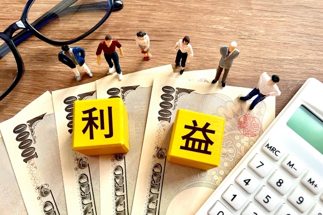 お札の近くに置かれたフィギュア