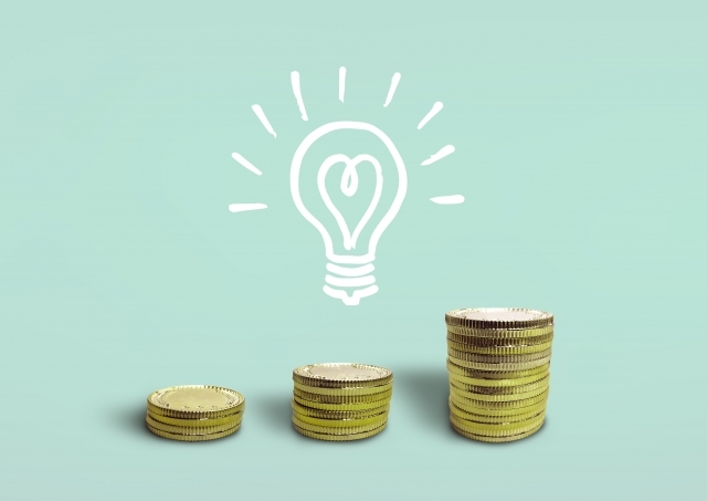 コインの上に浮かんだ電球マーク