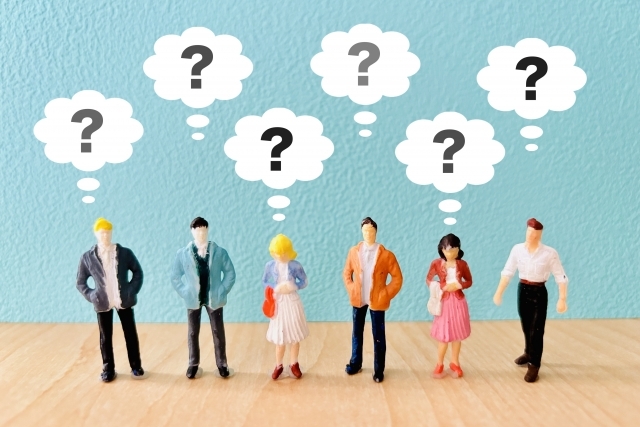 人々の上に浮かぶクエスチョンマーク