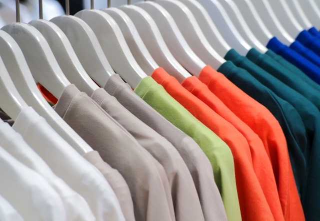 ハンガーにかかった色とりどりのTシャツ