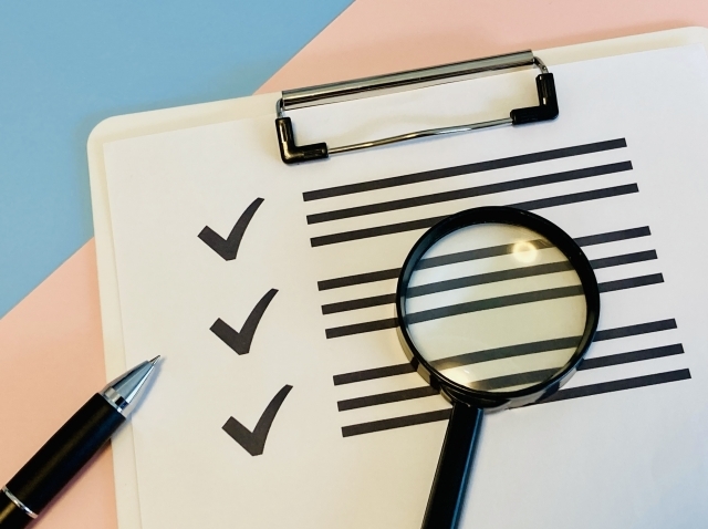 チェックリストと虫眼鏡