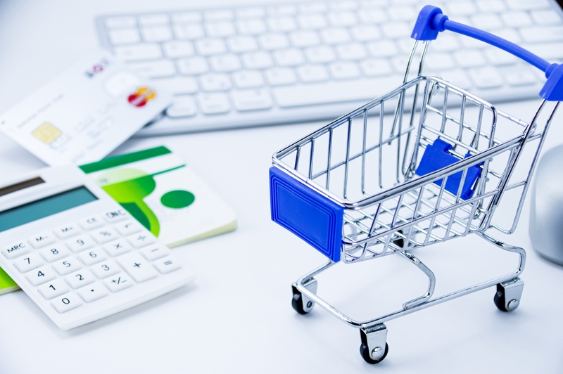 キーボードと電卓、カートのおもちゃ