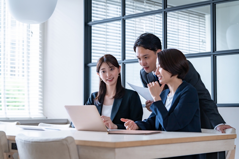 PCを見ながら確認する人たち