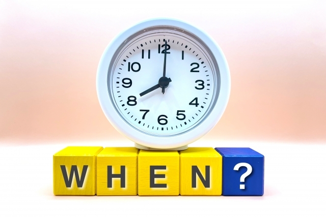 時計と「WHEN」の文字