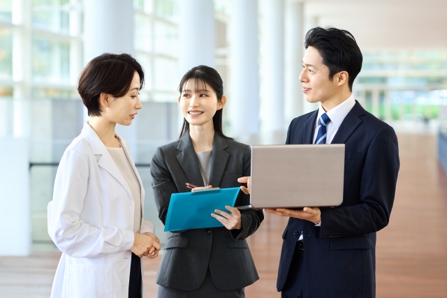 話し合いをする人たち