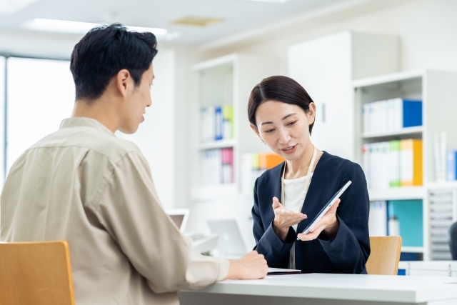 説明をする女性