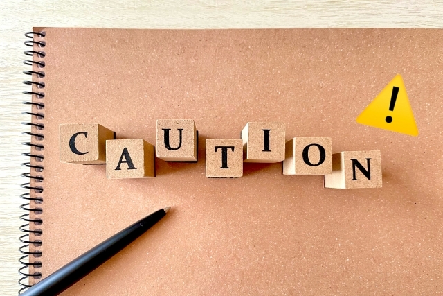 「CAUTION」の文字