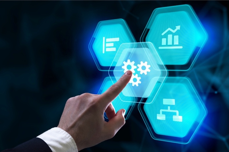 空間に浮かんだアイコンを押す人