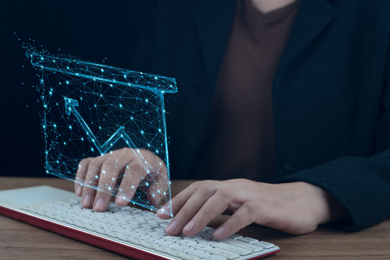 パソコンのキーボードを打つ女性と売上アップのイメージ