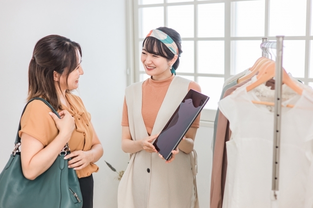 タブレットを持つアパレル店員