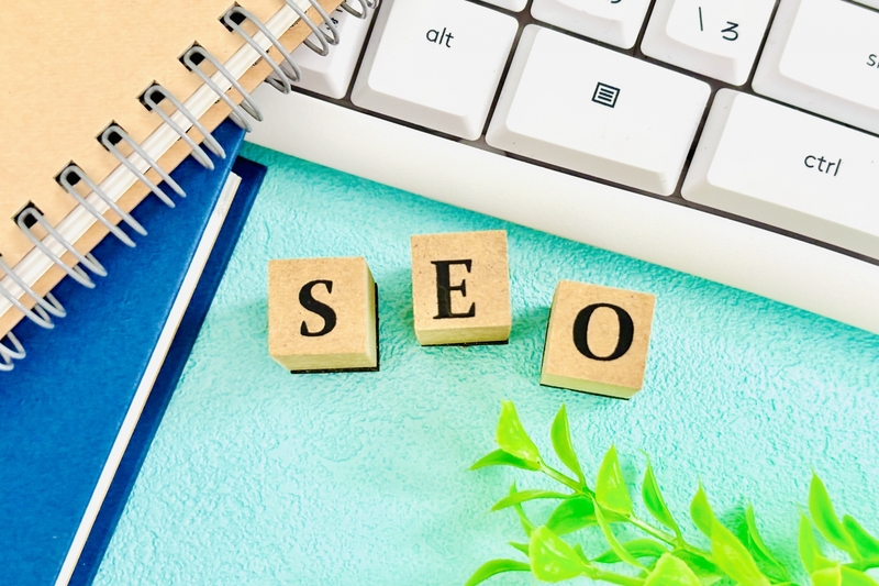 SEOと描かれた木のブロック