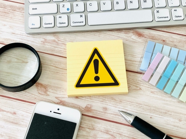 注意マークが書かれたメモ帳