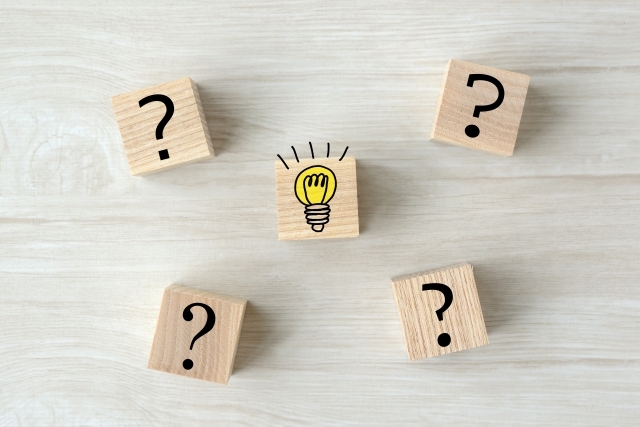 クエスチョンマークと電球マークが描かれた木のブロック