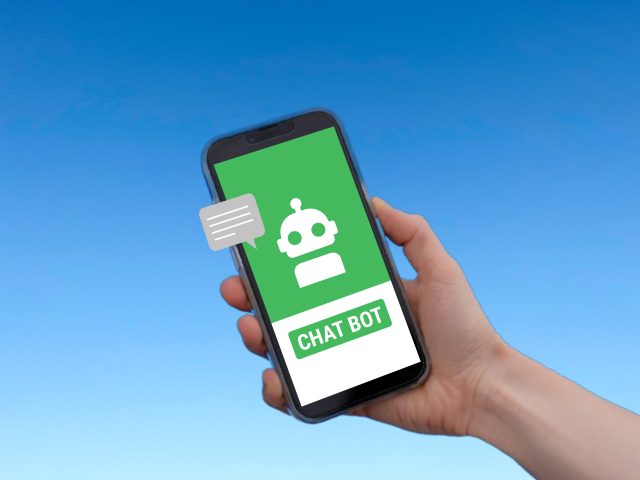 チャットボットが表示されたスマホを持つ手