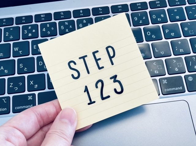 キーボードと「STEP」の文字