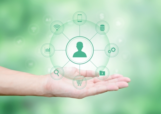 インターネットサービスのイメージ画像を載せた手