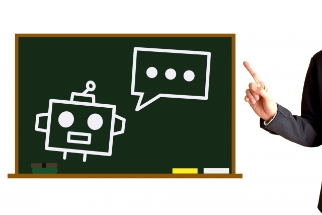 黒板のチャットボットイメージ図を指さす人