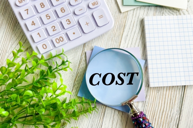 「コスト」の文字を見る虫眼鏡