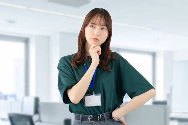 あごに手を当てて考える女性