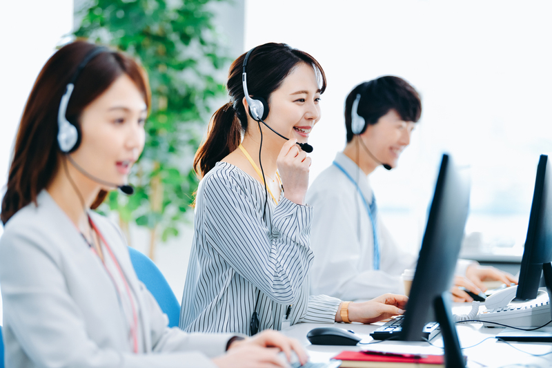 コールセンターで働く女性