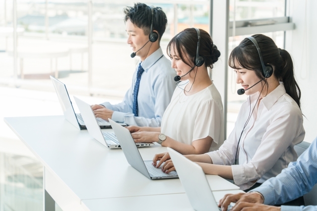 コールセンターで働いている人たち